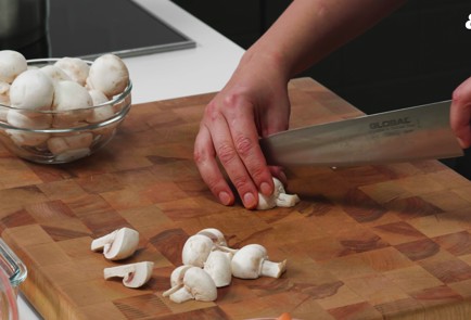 Фото шага рецепта Кокосовый суп с лососем и рисом 187170 шаг 2