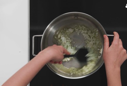 Фото шага рецепта Кокосовый суп с лососем и рисом 187170 шаг 4