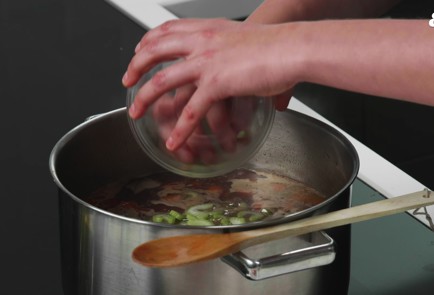 Фото шага рецепта Кокосовый суп с лососем и рисом 187170 шаг 6