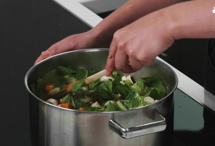 Фото шага рецепта Кокосовый суп с лососем и рисом 187170 шаг 7