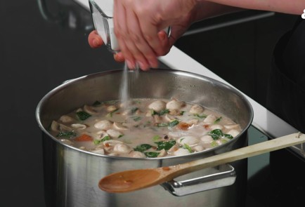 Фото шага рецепта Кокосовый суп с лососем и рисом 187170 шаг 9