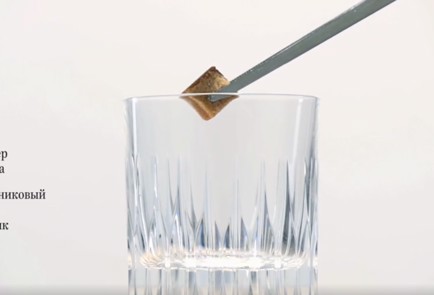 Фото шага рецепта Коктейль Олдфэшенд на выдержанном роме 69298 шаг 1