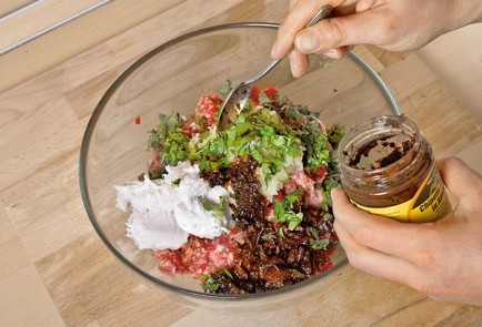 Фото шага рецепта Колбаски с паприкой и вялеными помидорами 23331 шаг 5  