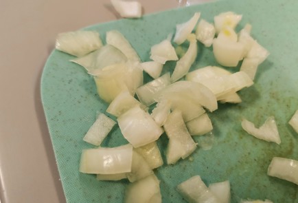 Фото шага рецепта Кольца кальмара в сметаннолуковом соусе 150976 шаг 1  