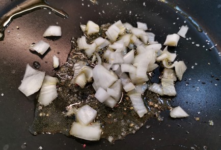 Фото шага рецепта Кольца кальмара в сметаннолуковом соусе 150976 шаг 3  