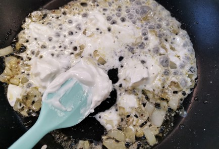 Фото шага рецепта Кольца кальмара в сметаннолуковом соусе 150976 шаг 4  