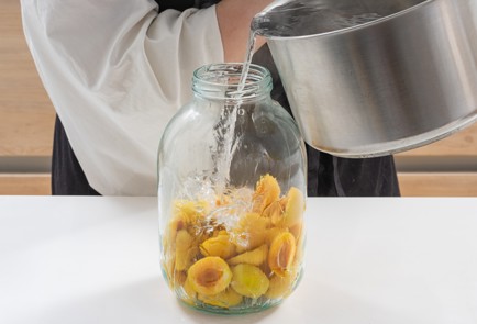 Фото шага рецепта Компот из абрикосов на зиму 174194 шаг 5  