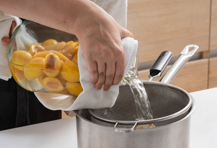 Фото шага рецепта Компот из абрикосов на зиму 174194 шаг 6  