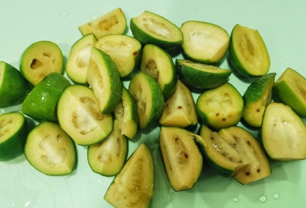 Фото шага рецепта Компот из айвы и фейхоа 175200 шаг 4  