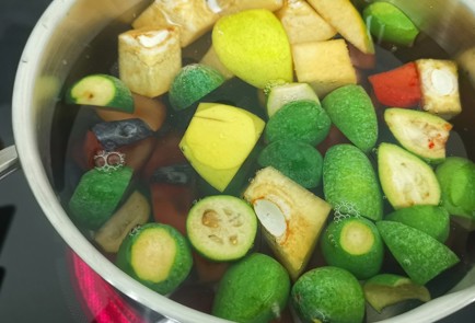 Фото шага рецепта Компот из айвы и фейхоа 175200 шаг 6  