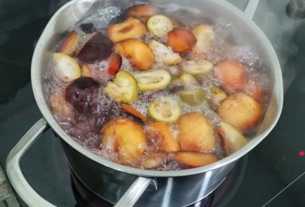 Фото шага рецепта Компот из айвы и фейхоа 175200 шаг 7  