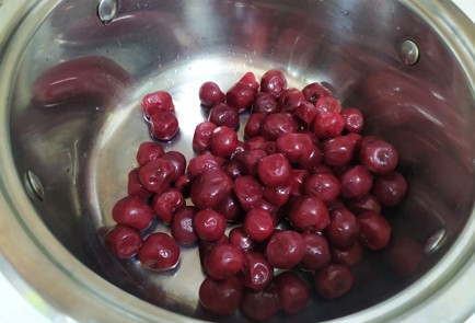 Фото шага рецепта Компот из домашних ягод 190132 шаг 1  