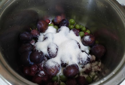 Фото шага рецепта Компот из домашних ягод 190132 шаг 4  