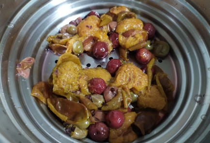 Фото шага рецепта Компот из домашних ягод 190132 шаг 9  