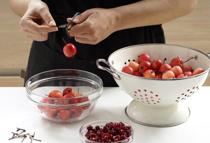 Фото шага рецепта Компот из ранеток с клюквой 152769 шаг 1  