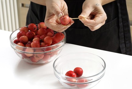 Фото шага рецепта Компот из ранеток с клюквой 152769 шаг 2  