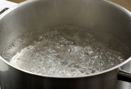 Фото шага рецепта Компот из ранеток с клюквой 152769 шаг 3  