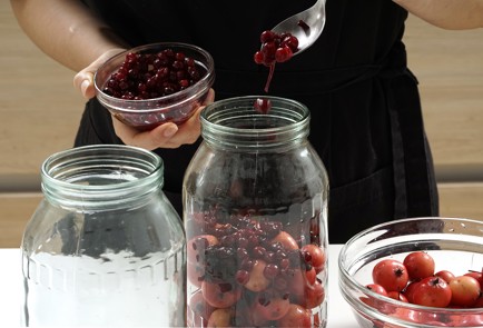 Фото шага рецепта Компот из ранеток с клюквой 152769 шаг 4  