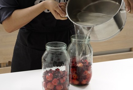 Фото шага рецепта Компот из ранеток с клюквой 152769 шаг 5  