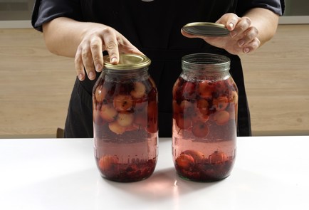 Фото шага рецепта Компот из ранеток с клюквой 152769 шаг 6  