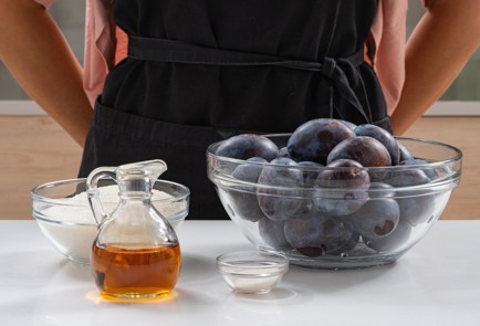 Фото шага рецепта Компот из слив с ромом 174636 шаг 1  