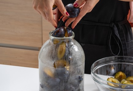 Фото шага рецепта Компот из слив с ромом 174636 шаг 4  