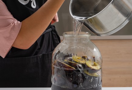 Фото шага рецепта Компот из слив с ромом 174636 шаг 5  