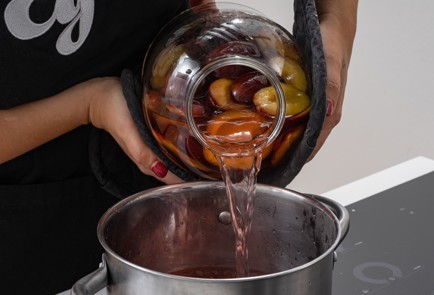 Фото шага рецепта Компот из слив с ромом 174636 шаг 6  