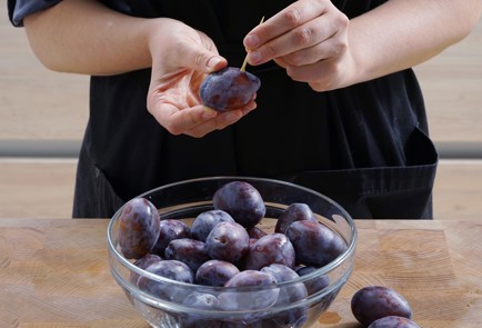 Фото шага рецепта Простой рецепт компота из слив 152704 шаг 1  