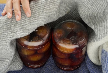 Фото шага рецепта Простой рецепт компота из слив 152704 шаг 10  