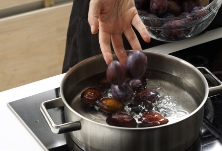 Фото шага рецепта Простой рецепт компота из слив 152704 шаг 2  