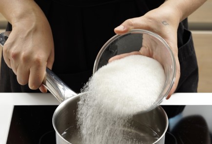 Фото шага рецепта Простой рецепт компота из слив 152704 шаг 3  