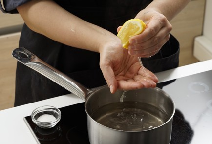 Фото шага рецепта Простой рецепт компота из слив 152704 шаг 4  