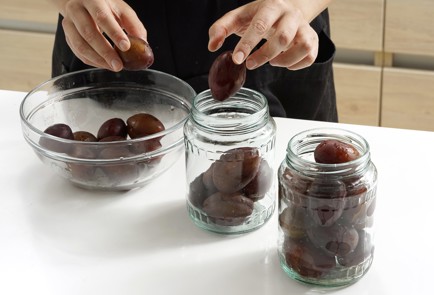 Фото шага рецепта Простой рецепт компота из слив 152704 шаг 5  