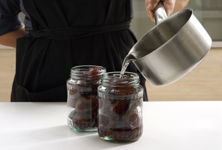 Фото шага рецепта Простой рецепт компота из слив 152704 шаг 6  