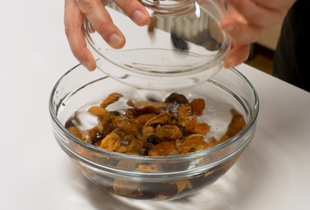 Фото шага рецепта Компот из сухофруктов и брусники 51792 шаг 1  