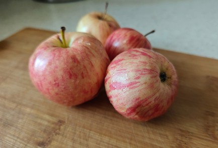 Фото шага рецепта Компот из свежих ягод и яблок 189746 шаг 1  