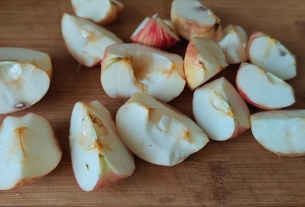 Фото шага рецепта Компот из свежих ягод и яблок 189746 шаг 2  