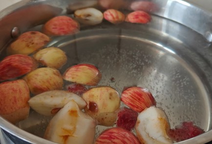 Фото шага рецепта Компот из свежих ягод и яблок 189746 шаг 3  