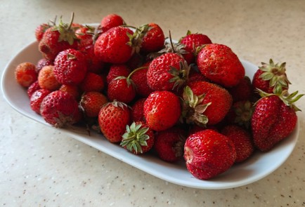 Фото шага рецепта Компот из свежих ягод и яблок 189746 шаг 4  