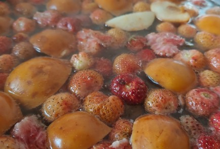 Фото шага рецепта Компот из свежих ягод и яблок 189746 шаг 5  