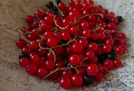 Фото шага рецепта Компот из свежих ягод и яблок 189746 шаг 6  
