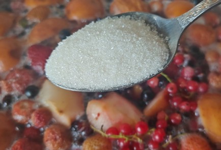 Фото шага рецепта Компот из свежих ягод и яблок 189746 шаг 8  