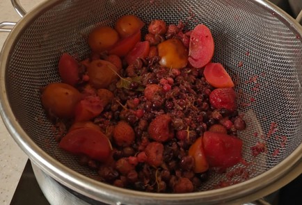 Фото шага рецепта Компот из свежих ягод и яблок 189746 шаг 9  