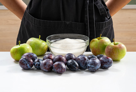 Фото шага рецепта Компот из яблок и слив на зиму 190277 шаг 1