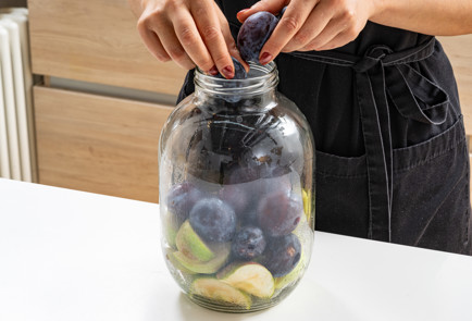 Фото шага рецепта Компот из яблок и слив на зиму 190277 шаг 4