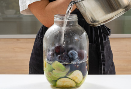 Фото шага рецепта Компот из яблок и слив на зиму 190277 шаг 5