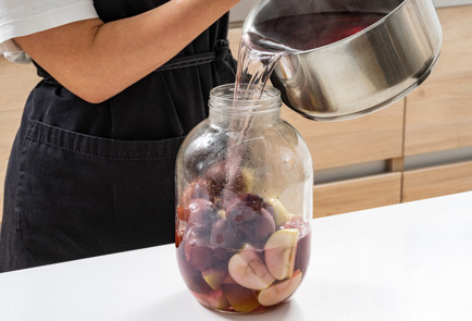 Фото шага рецепта Компот из яблок и слив на зиму 190277 шаг 8