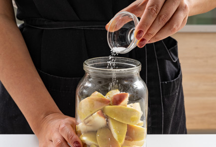 Фото шага рецепта Компот из яблок на зиму в литровой банке 190278 шаг 7  