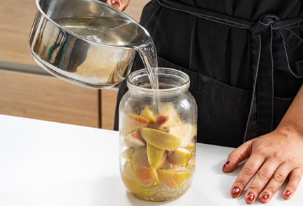 Фото шага рецепта Компот из яблок на зиму в литровой банке 190278 шаг 8  